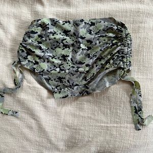 Skully Camo Hot Yoga shorts